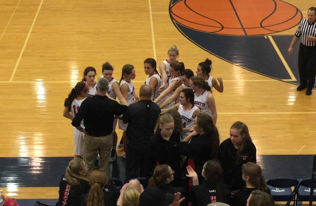 marquette-redmen-girls-basketball-team-huddle