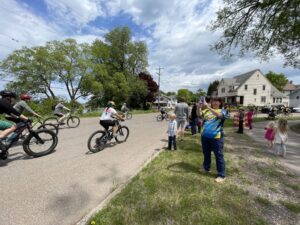 People also came out to watch the starting line!