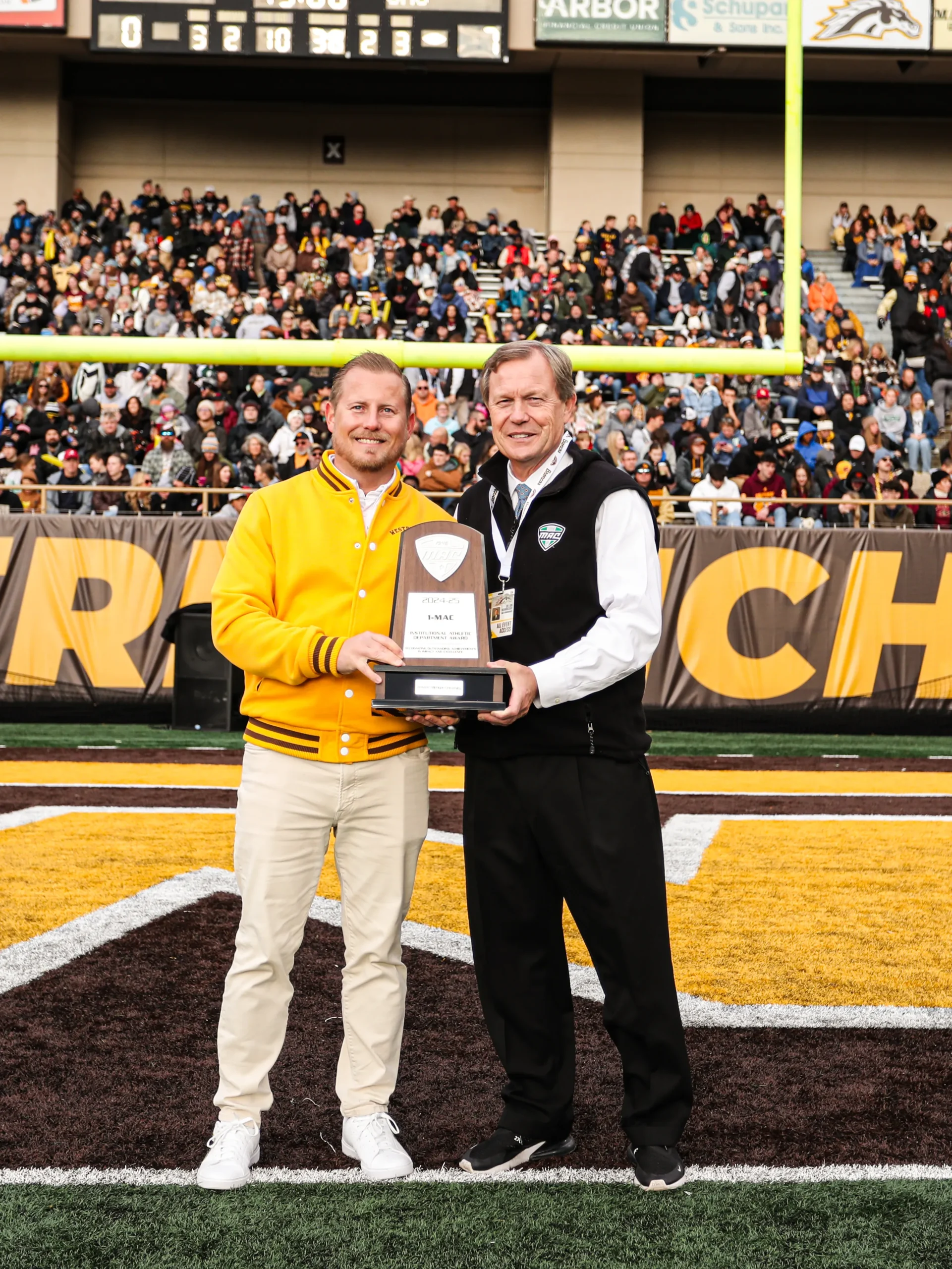 Dan Bartholomae accepts trophy